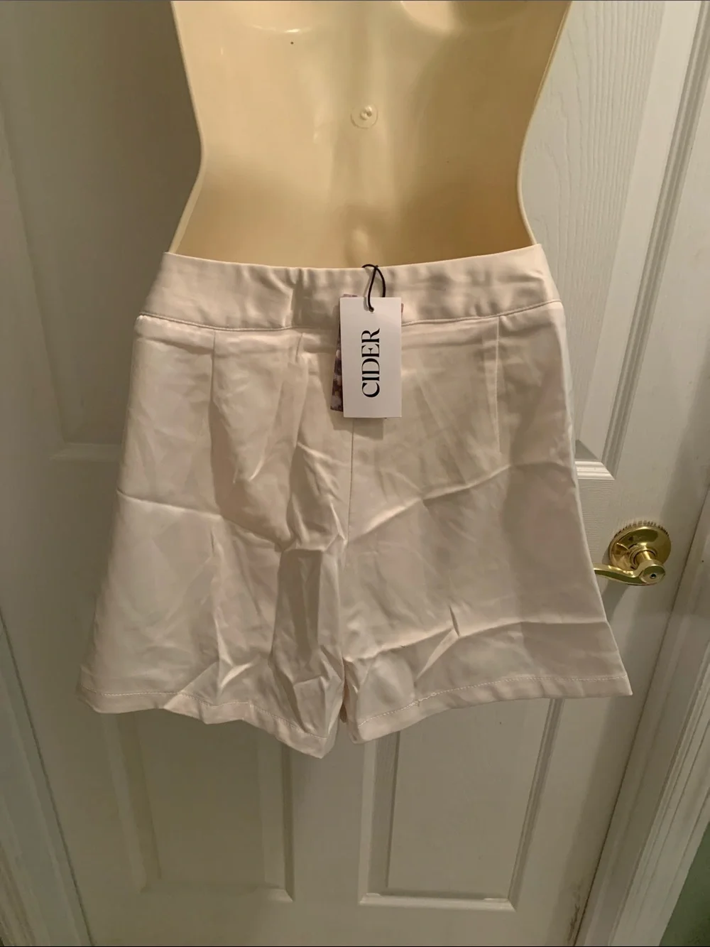 Cider Pleated High-Waist Cream Women's Shorts